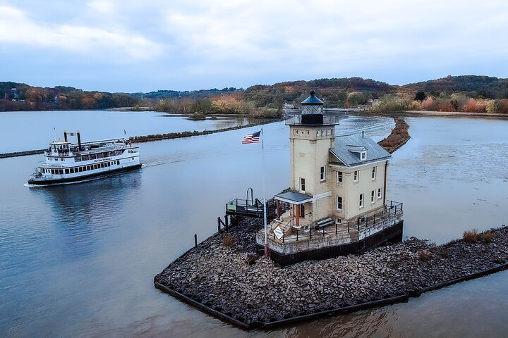 Rip van Winkle II passing the Rondout Lighthouse